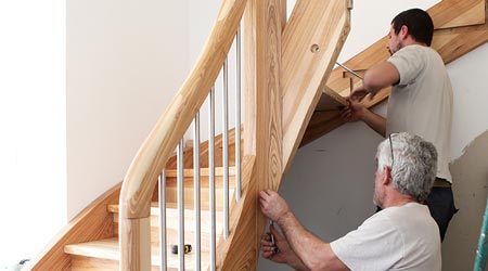 Mise en situation du montage d'un escalier en bois.